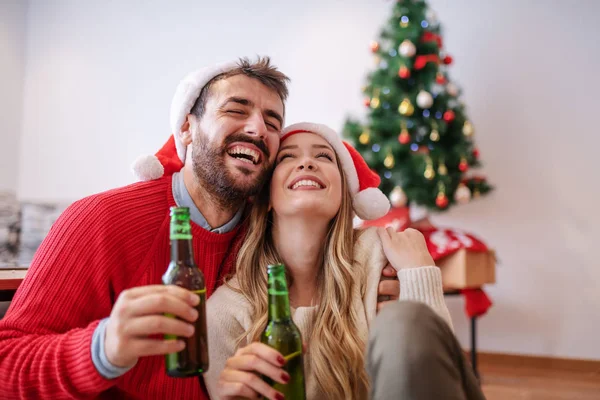 Adorable Pareja Caucásica Guapa Con Sombreros Santa Las Cabezas Sentadas — Foto de Stock