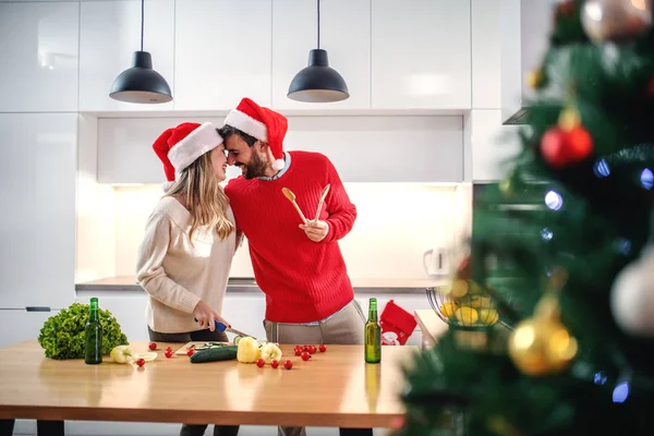 Atraktivní Běloška Krájí Okurku Zatímco Její Přítel Objímá Oba Mají — Stock fotografie