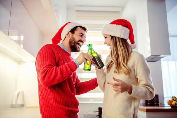 Veselý Roztomilý Kavkazský Pár Santa Klobouky Hlavách Připíjet Pivem Zatímco — Stock fotografie