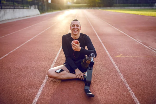 Bonito Sorridente Caucasiano Desportivo Deficiente Jovem Sportswear Com Perna Artificial — Fotografia de Stock