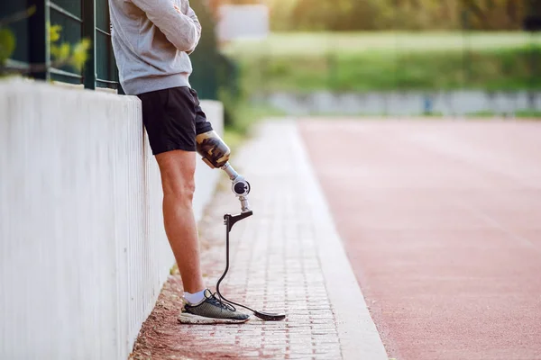 Corte Imagem Homem Bonito Desportivo Deficiente Roupas Esportivas Com Perna — Fotografia de Stock