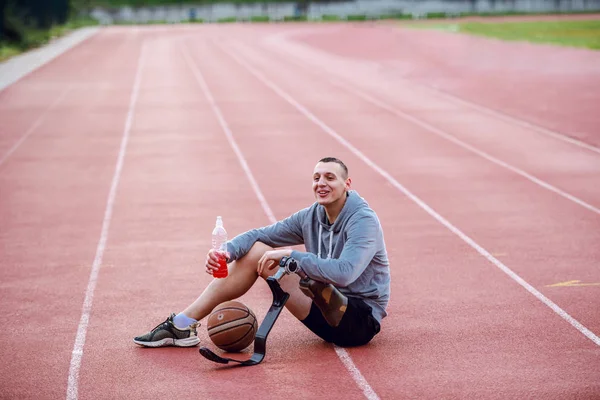 Yüksek Motivasyona Sahip Yakışıklı Beyaz Spor Giyimli Engelli Bir Adam — Stok fotoğraf