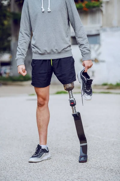 Gesneden Beeld Van Gehandicapte Sportieve Man Die Buiten Staat Met — Stockfoto