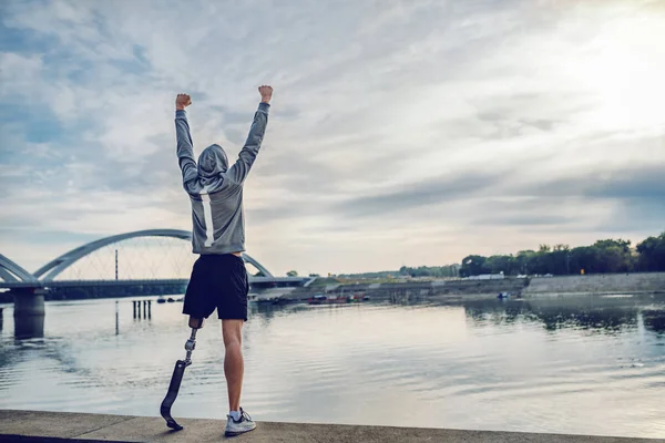 Υπερκινητικά Ανάπηρος Αθλητής Αθλητικά Είδη Και Τεχνητό Πόδι Στέκεται Στην — Φωτογραφία Αρχείου