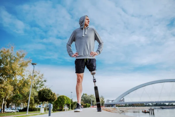 Vista Basso Angolo Uomo Disabile Sportivo Caucasico Abbigliamento Sportivo Con — Foto Stock