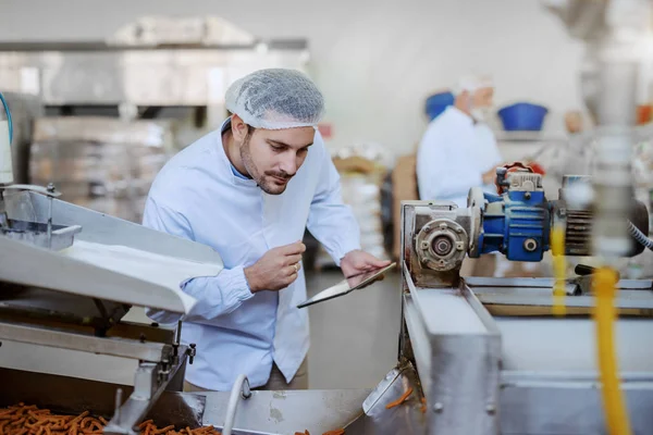 Young Caucasian Serious Supervisor Evaluating Quality Food Food Plant While — Stock Photo, Image
