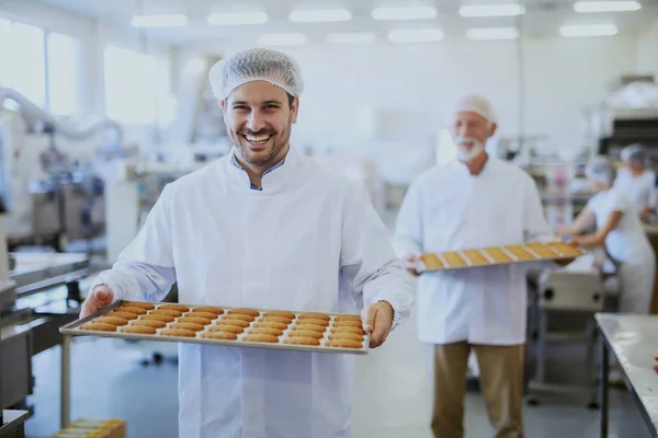 Arbeiter Sterilen Uniformen Tragen Tabletts Mit Keksen Selektiver Fokus Auf — Stockfoto