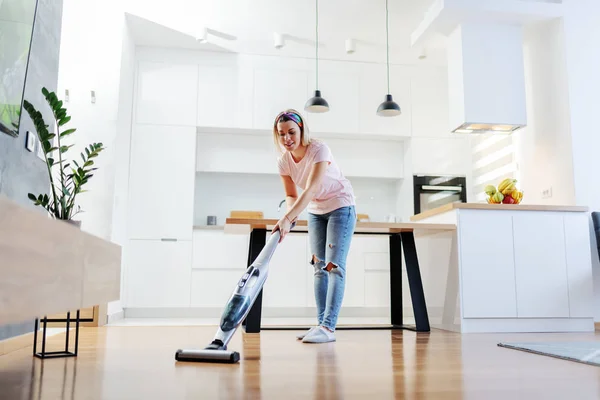 Full Length Worthy Caucasian Blonde Housewife Using Steamer Clean Floor — Stock Photo, Image