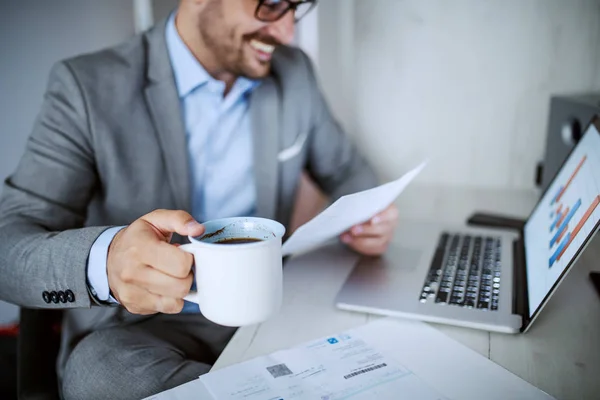 Hermoso Caucásico Elegante Hombre Negocios Sonriente Traje Con Gafas Vista — Foto de Stock