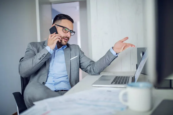 Guapo Elegante Hombre Negocios Caucásico Sin Afeitar Traje Con Gafas — Foto de Stock