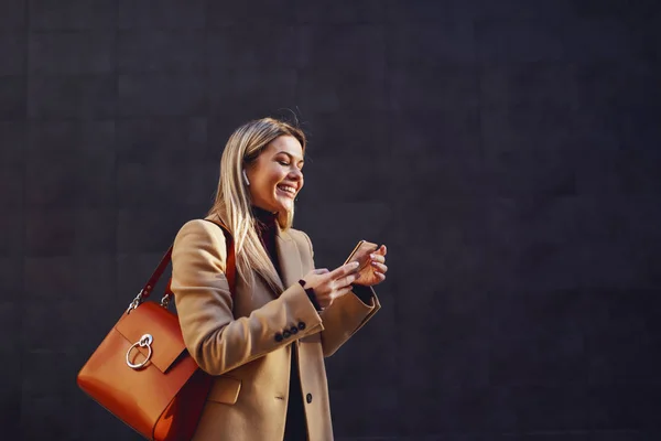 Mulher Loira Bonita Branca Sorridente Casaco Com Bolsa Usando Telefone — Fotografia de Stock