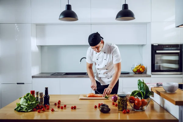 Gutaussehender Kaukasischer Kreativer Koch Der Der Küche Steht Und Zum — Stockfoto