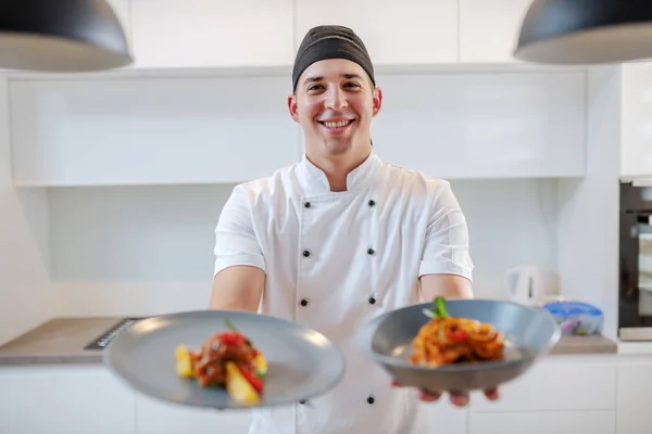 Lächelnder Kreativer Kaukasischer Koch Weißer Uniform Der Der Küche Teller — Stockfoto