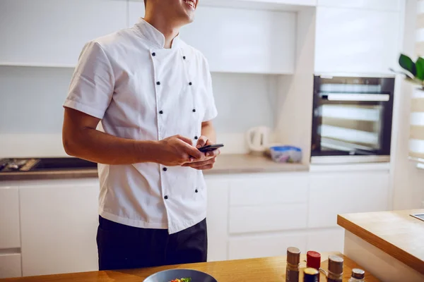 Lächelnder Koch Weißer Uniform Steht Küche Neben Küchentisch Und Bedient — Stockfoto