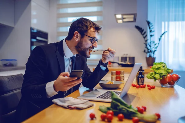 Vista Lateral Del Atractivo Hombre Negocios Caucásico Sosteniendo Teléfono Inteligente —  Fotos de Stock