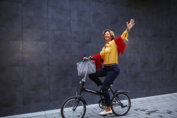 Atraente Ajuste Saudável Elegante Loira Caucasiana Mulher Sênior Andar Bicicleta — Fotografia de Stock