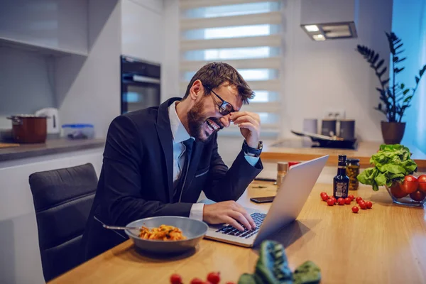 Riéndose Caucásico Barbudo Hombre Negocios Traje Sentado Mesa Comedor Uso —  Fotos de Stock