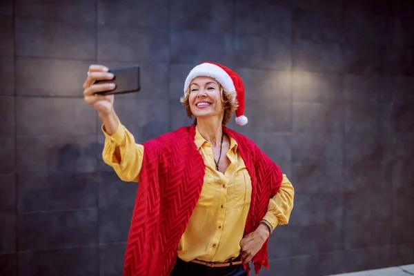 Aantrekkelijke Glimlach Kaukasische Senior Blonde Vrouw Met Santa Hoed Hoofd — Stockfoto