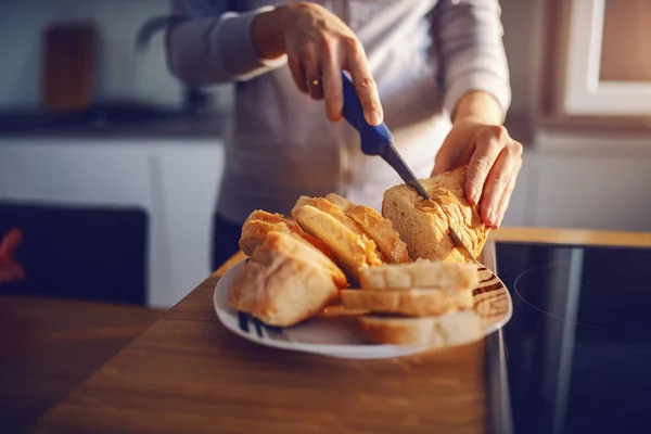 Sluiten Van Kaukasische Huisvrouw Snijden Brood Terwijl Keuken Thuis Ontbijtbereiding — Stockfoto