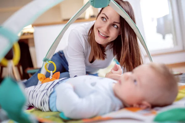 Vista Lateral Mãe Caucasiana Feliz Brincando Chão Com Seu Bebê — Fotografia de Stock