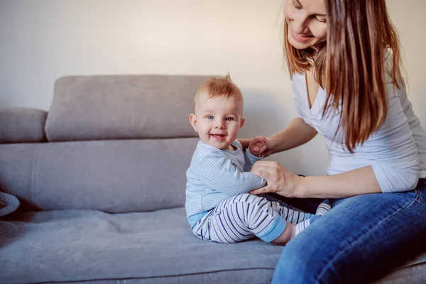 Adorable Niño Sonriente Meses Aprendiendo Sentarse Madre Tomándole Mano Enseñándole — Foto de Stock