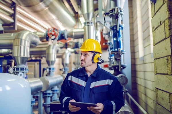 Portrait Ouvrier Usine Travailleur Combinaison Protection Avec Casque Antiphons Tenant — Photo