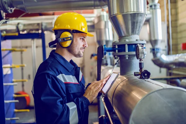 Vista Laterale Del Lavoratore Fabbrica Dedicato Piedi Accanto Alla Caldaia — Foto Stock