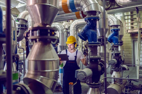 Schöner Seriöser Kaukasischer Arbeiter Overalls Mit Schutzhelm Und Antiphonen Der — Stockfoto