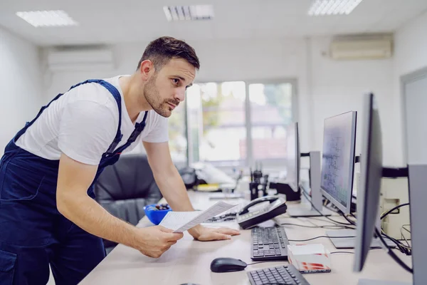 Dedicato Lavoratore Fabbrica Laborioso Piedi Sala Controllo Possesso Documenti Guardando — Foto Stock