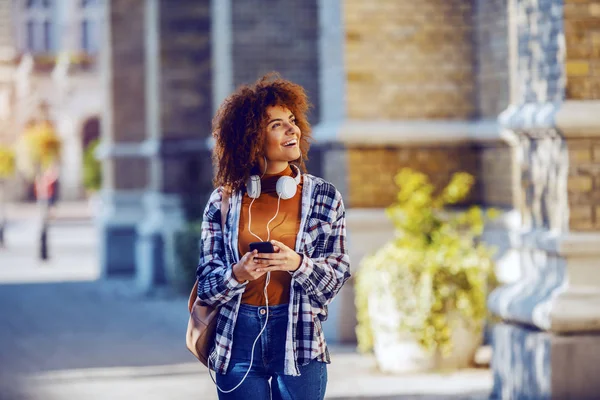 Charmante Glimlachende Gemengde Ras Vrouwelijke Student Uitwisseling Met Krullend Haar — Stockfoto