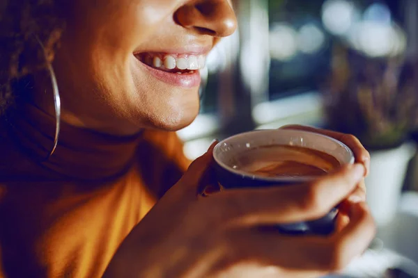 Blisko Mieszane Rasy Uśmiechnięta Kobieta Trzyma Kawę — Zdjęcie stockowe