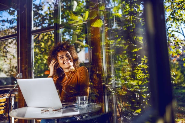 Portrét Atraktivní Smíšené Rasy Mladé Ženy Sedící Kavárně Poslouchající Hudbu — Stock fotografie