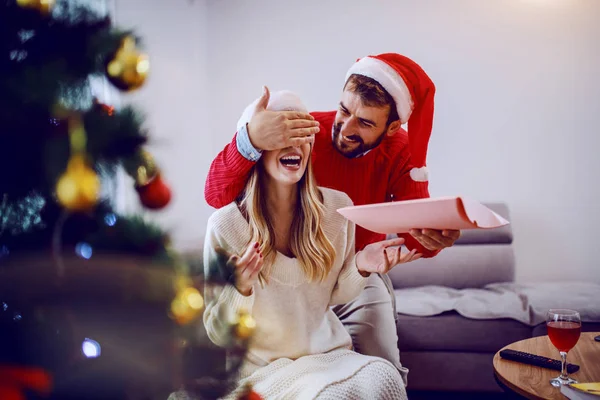 Pria Kaukasia Tampan Dengan Sweater Dan Topi Santa Kepala Menutupi — Stok Foto