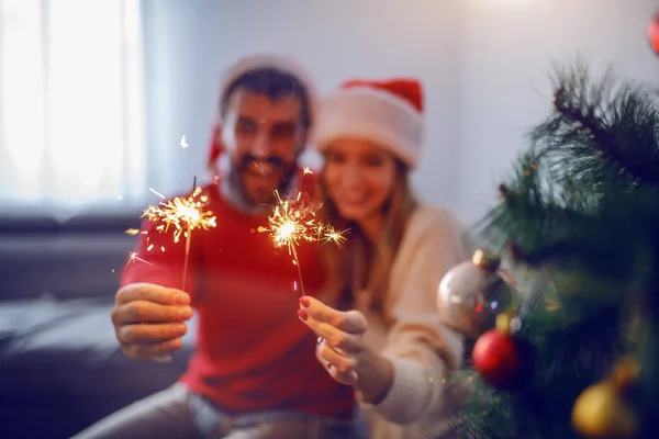 Glad Kaukasiska Par Med Santa Hattar Huvuden Sitter Soffan Håller — Stockfoto