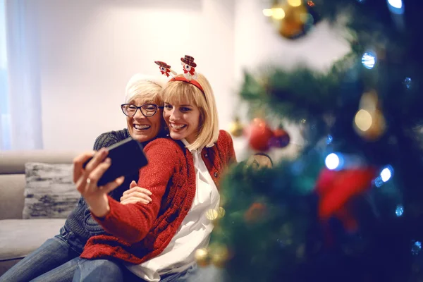 귀여운 과그녀의 어머니는 거실의 소파에 셀카를 했습니다 앞쪽에 크리스마스 — 스톡 사진