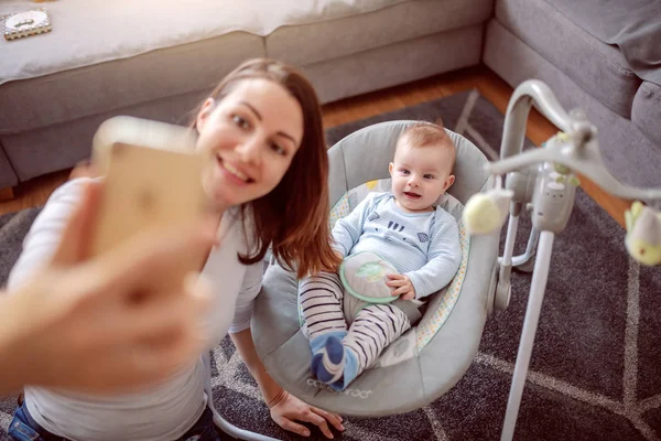 Első Látásra Mosolygós Büszke Kaukázusi Anya Szelfit Készít Imádnivaló Kisfiával — Stock Fotó