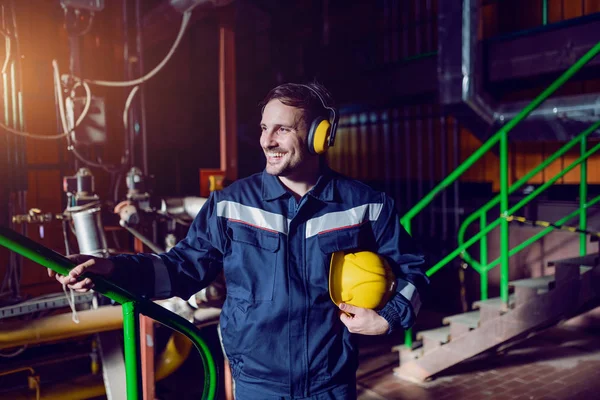 Lächelnder Gutaussehender Kaukasischer Arbeiter Schutzanzug Mit Antiphonen Und Harthut Unter — Stockfoto