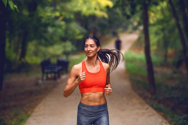 Atraktivní Fit Bělošská Bruneta Sportovním Oblečení Culíkem Běžícím Stezce Lese — Stock fotografie