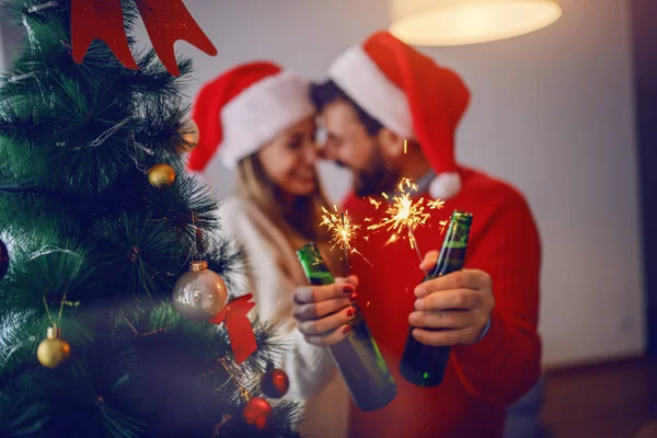 Feliz Pareja Caucásica Suéteres Con Sombreros Santa Claus Las Cabezas — Foto de Stock