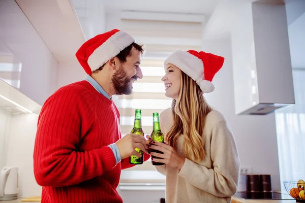 Vista Lateral Adorable Pareja Caucásica Con Sombreros Santa Cabeza Pie — Foto de Stock