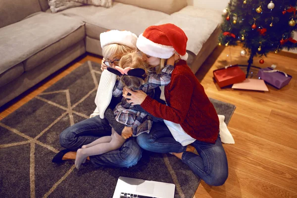 Die Blonde Großmutter Und Die Junge Mutter Sitzen Auf Dem — Stockfoto