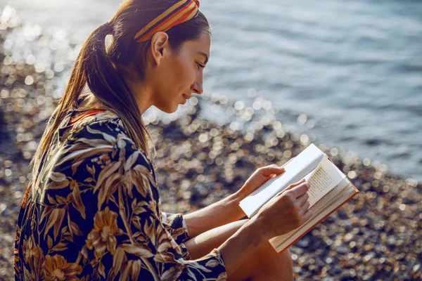 Güneşli Bir Günde Nehrin Kenarında Oturmuş Kitap Okuyan Çekici Beyaz — Stok fotoğraf