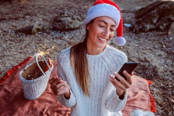 Attractive Caucasian Brunette White Sweater Santa Hat Head Sitting Blanket — Stockfoto