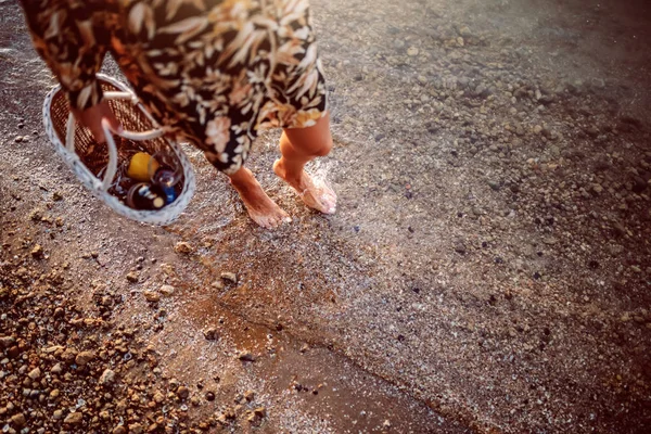 Vágott Kép Női Lábakról Ahogy Vízben Sétálnak Kezében Piknik Kosár — Stock Fotó