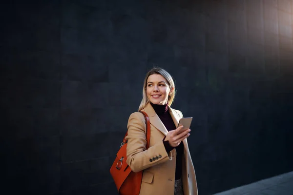 Encantadora Mujer Rubia Caucásica Sonriente Abrigo Con Bolso Sosteniendo Teléfono — Foto de Stock