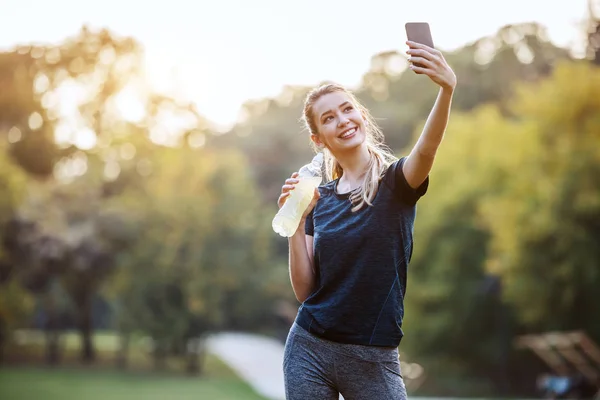 Hermosa Deportista Caucásica Ropa Deportiva Con Cola Caballo Pie Naturaleza —  Fotos de Stock