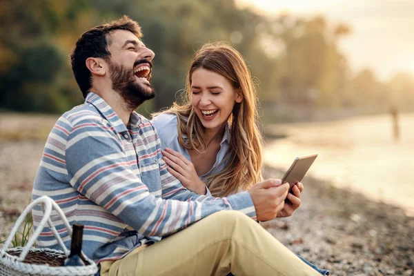 Nehir Kıyısında Oturup Tablet Kullanan Mutlu Güler Yüzlü Modaya Uygun — Stok fotoğraf