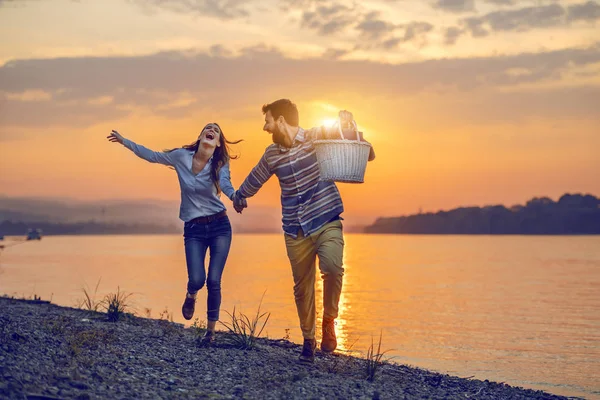 Feliz Pareja Caucásica Moda Enamorada Tomados Mano Corriendo Por Costa — Foto de Stock