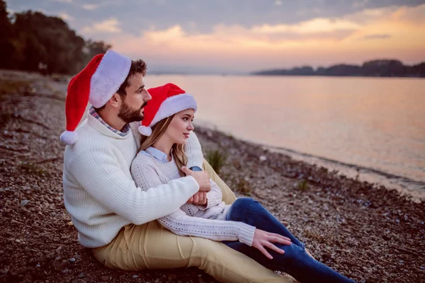 Hermosa Pareja Caucásica Enamorada Sentada Costa Cerca Del Río Disfrutando —  Fotos de Stock