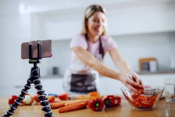 Attraktive Kaukasische Blonde Frau Schürze Die Vegetarisches Essen Zubereitet Vordergrund — Stockfoto